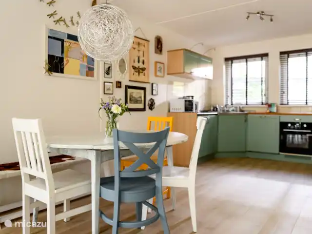 Maison de vacances Louise | Pays-Bas, Gueldre, Lunteren - bungalow Dans la salle à manger attrayante, vous pourrez dîner et jouer à des jeux ensemble.
