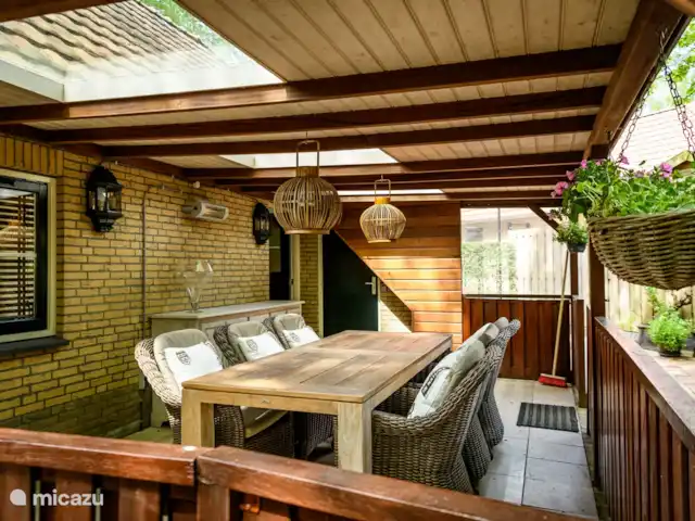 Maison de vacances Louise | Pays-Bas, Gueldre, Lunteren - bungalow Même pendant une douche, vous pouvez profiter de la forêt sur la terrasse couverte avec chauffage de terrasse.
