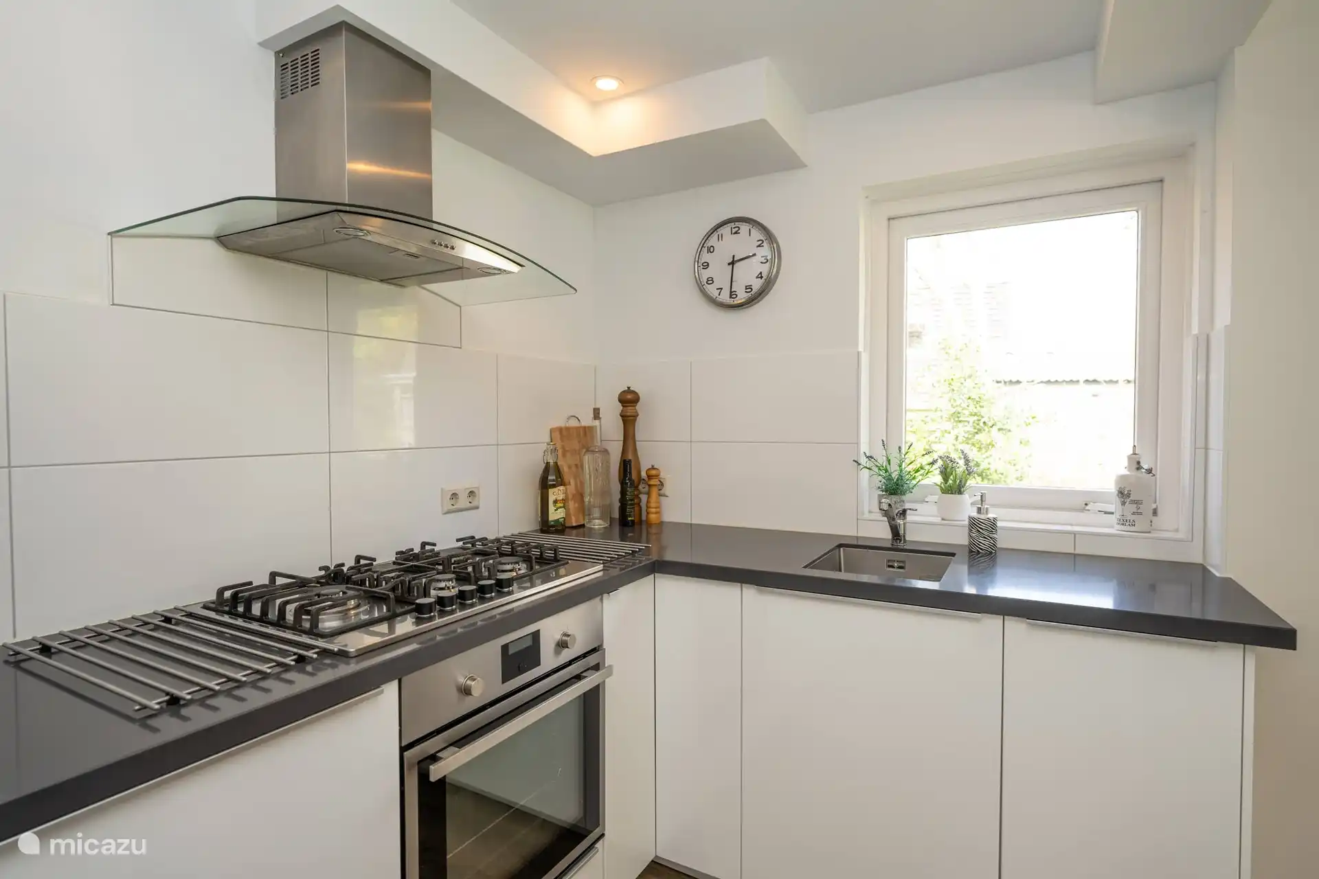 Küche mit Geschirrspüler, Nespresso, Mikrowelle, Kühlschrank mit Gefrierfach und Backofen