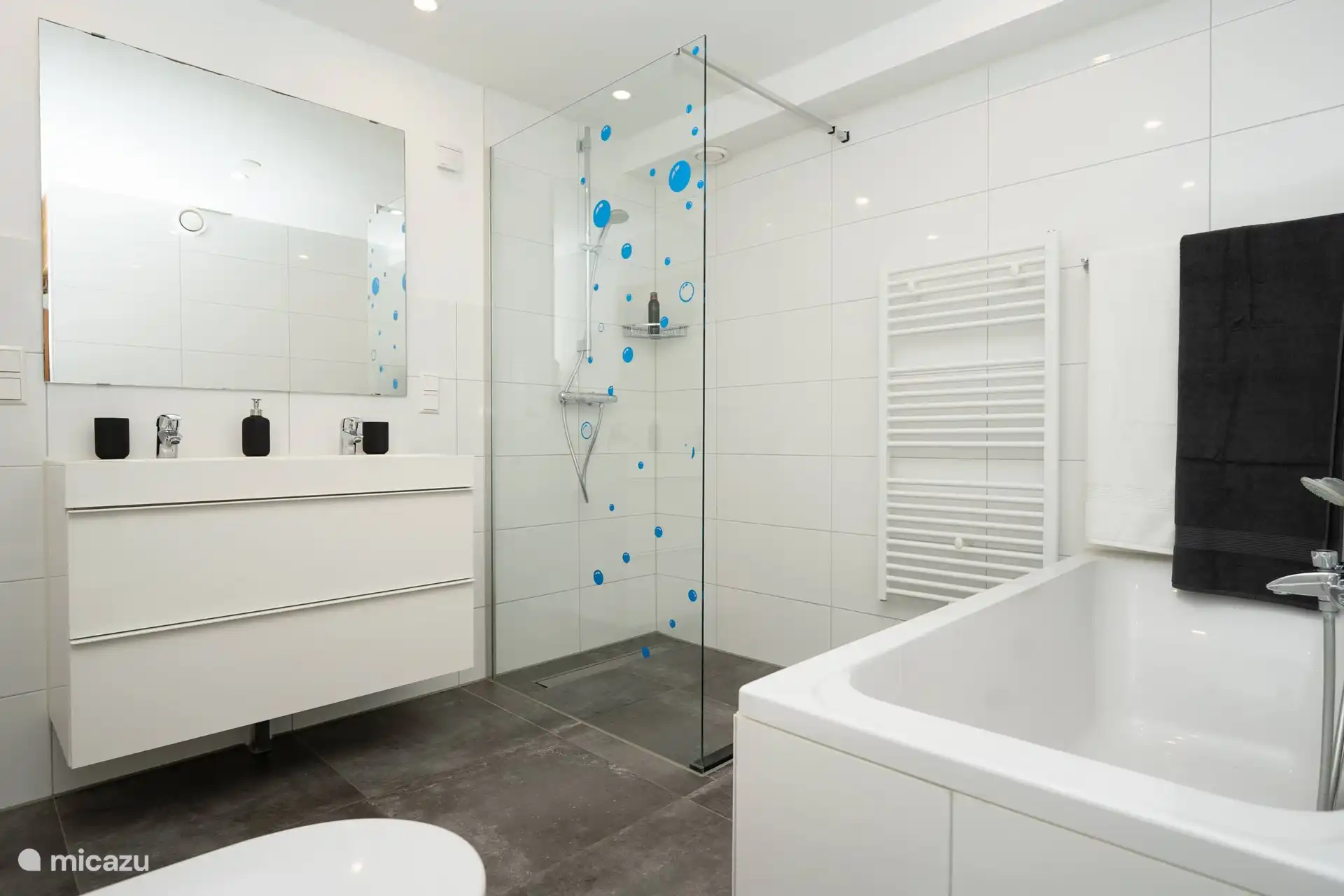 Badezimmer im Erdgeschoss mit Badewanne und ebenerdiger Dusche