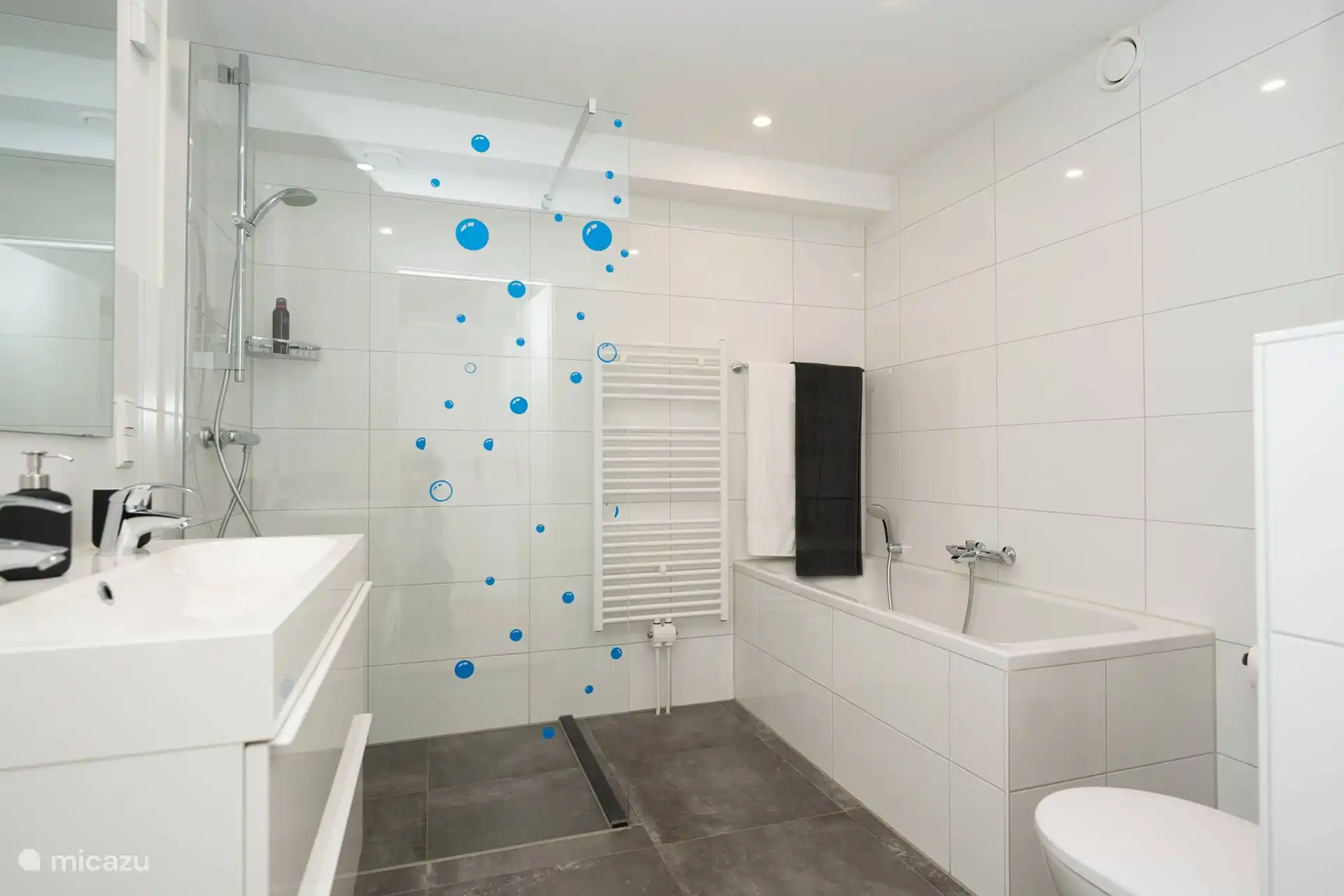 Badezimmer im Erdgeschoss mit Badewanne und ebenerdiger Dusche