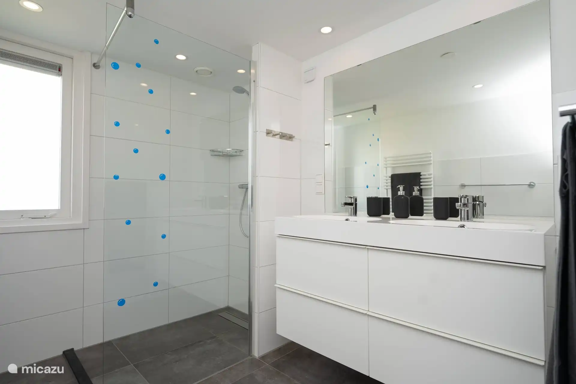 Badezimmer im 1. Stock mit ebenerdiger Dusche und separater Toilette