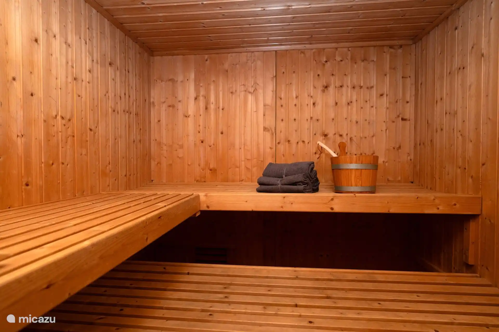 Sauna mit 3 Sonnenliegen