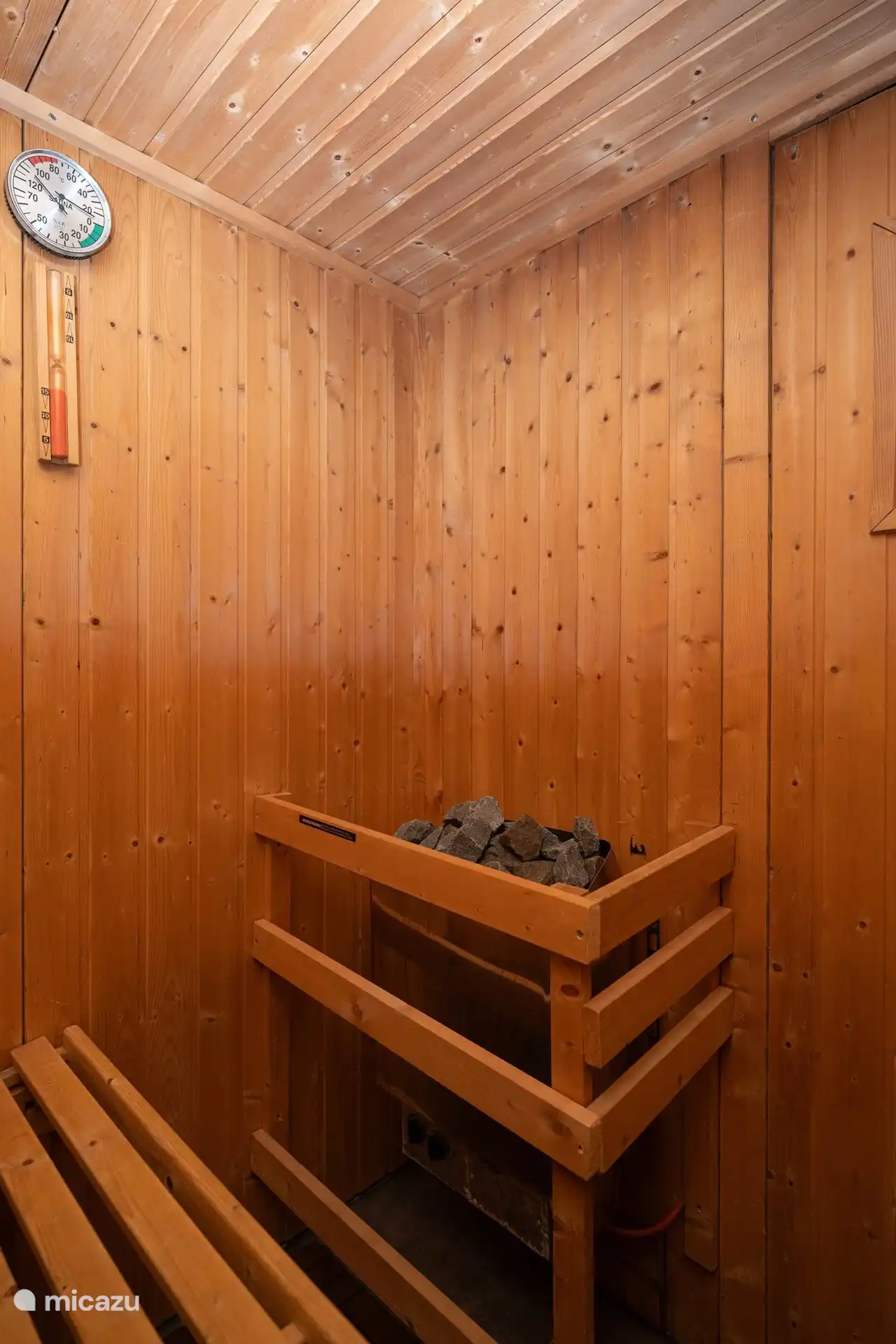 Geräumige Sauna mit Ofen