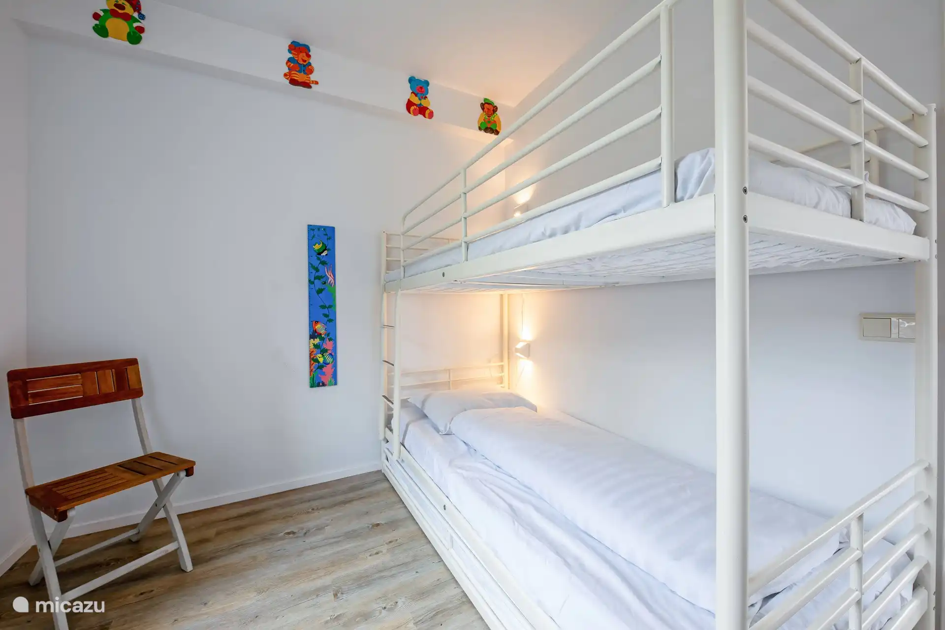 2. Schlafzimmer mit Etagenbett und Ausziehbett