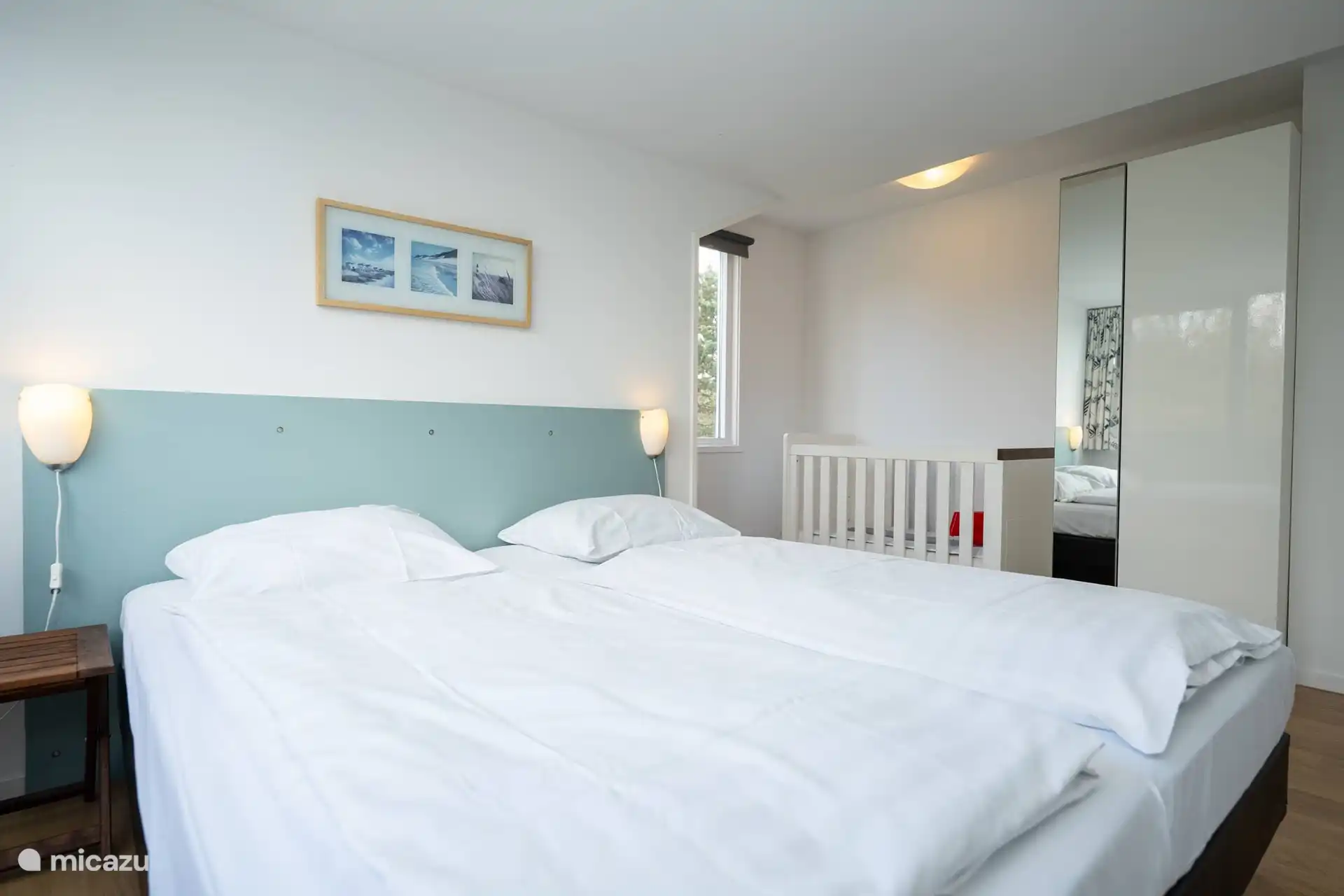 3. Schlafzimmer im 1. Stock mit Kinderbett