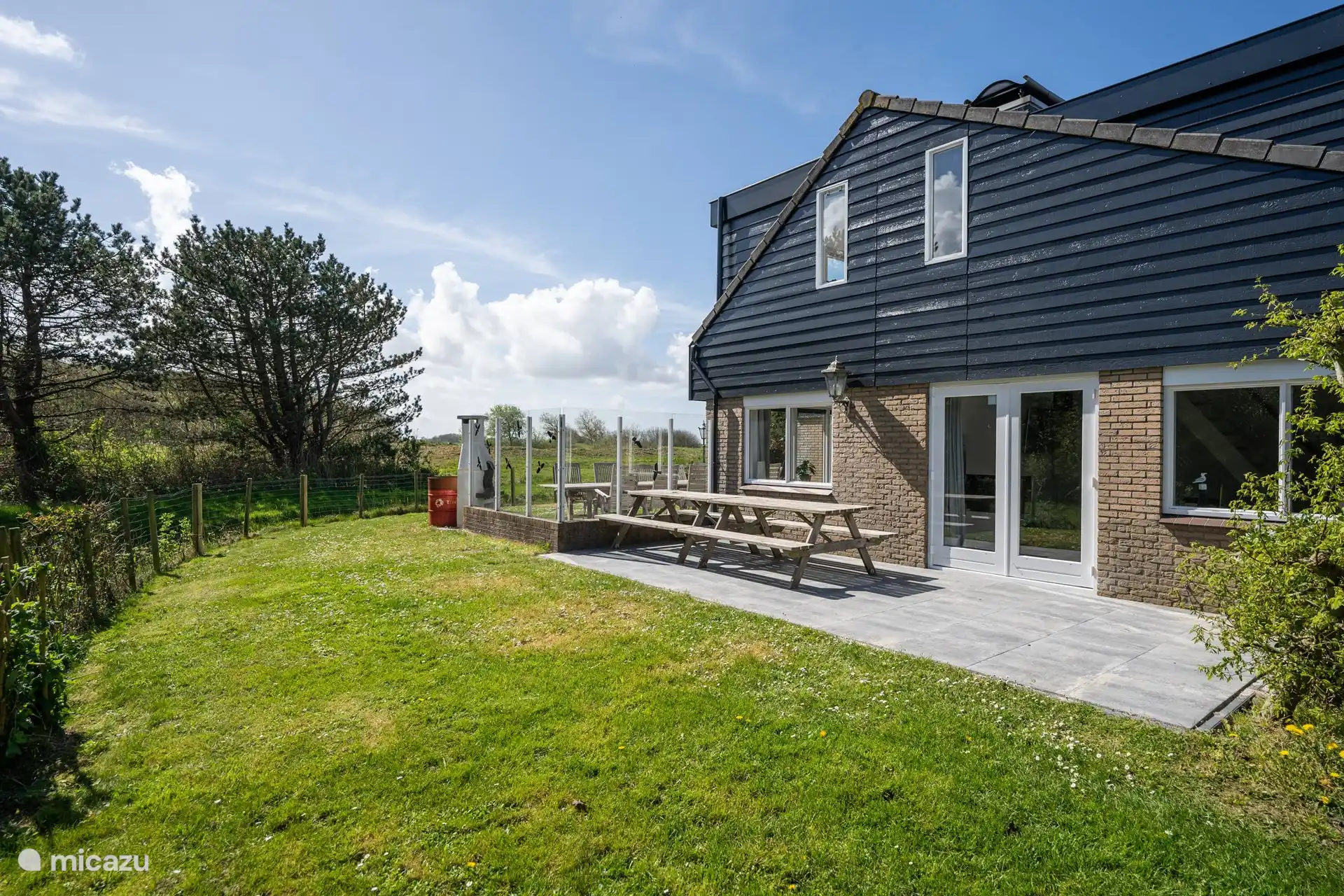 3. Terrasse mit Picknicktischen im Südosten