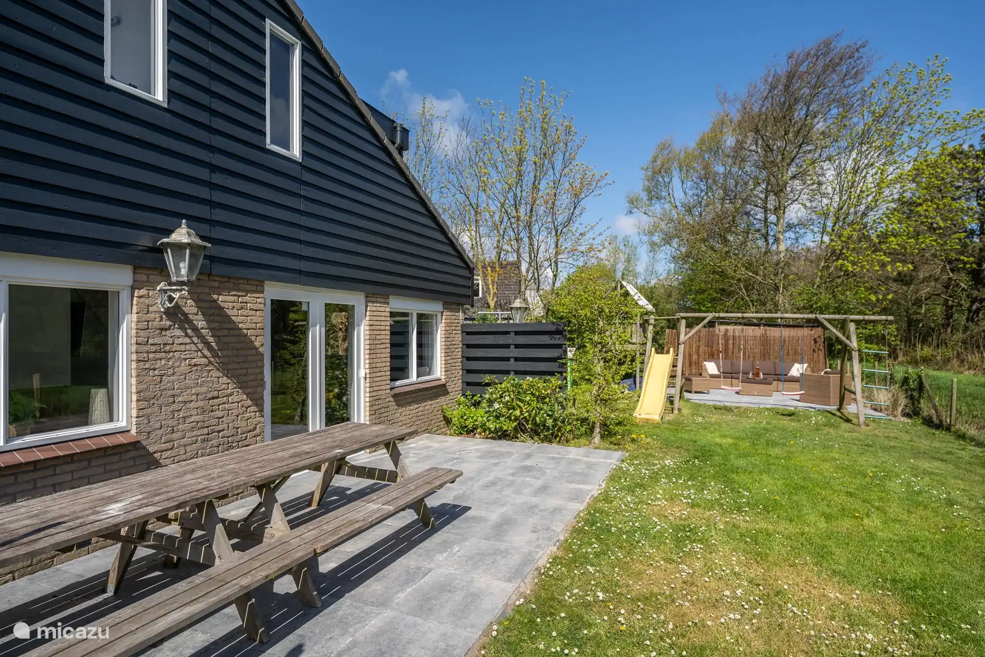 3. Terrasse mit Picknicktischen im Südosten