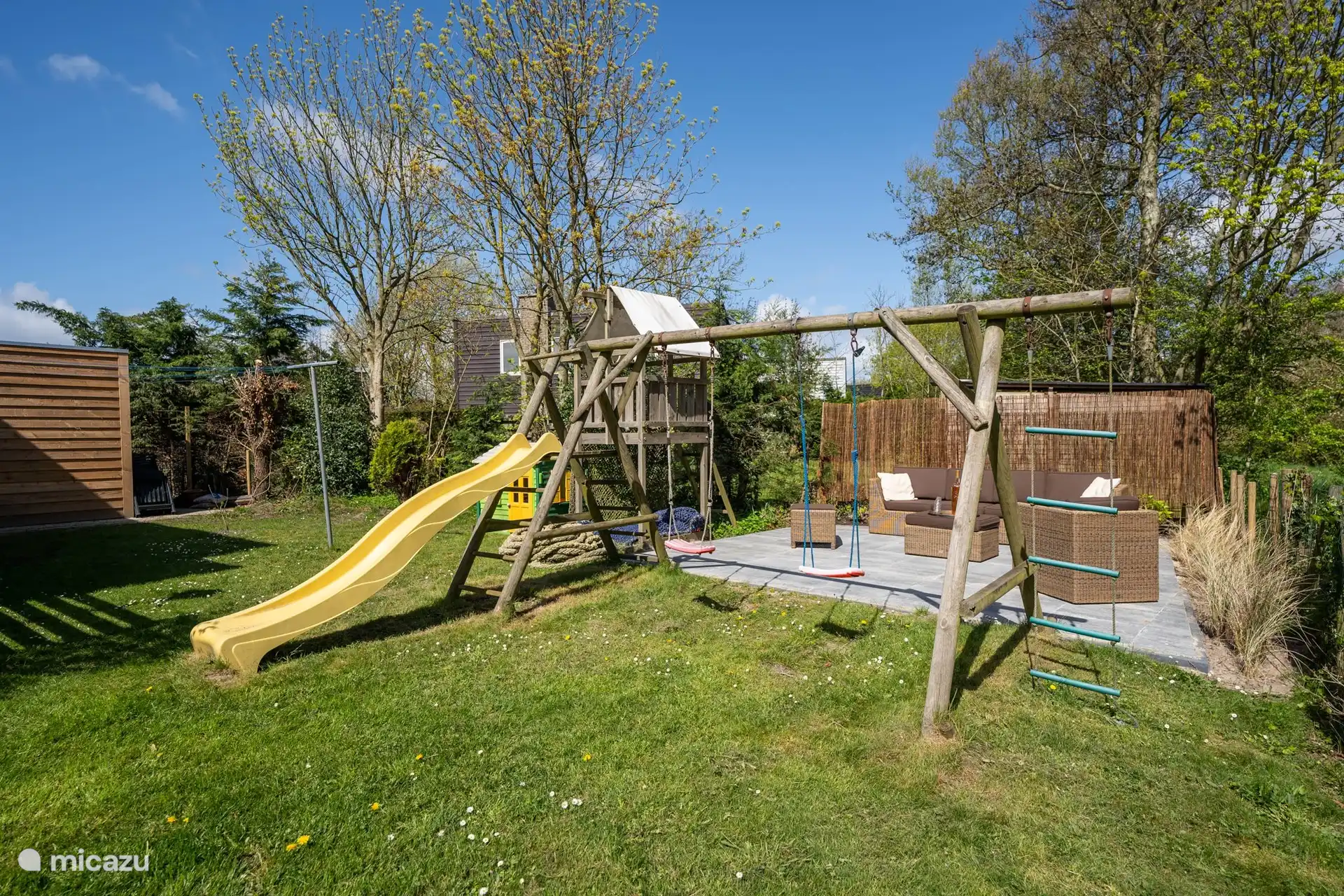 Spielgeräte im eigenen umzäunten Garten