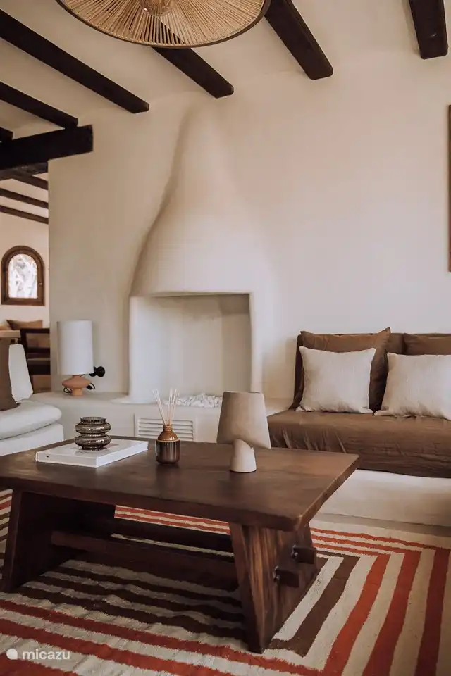 Salon de l’appartement Fustera avec une porte ouverte