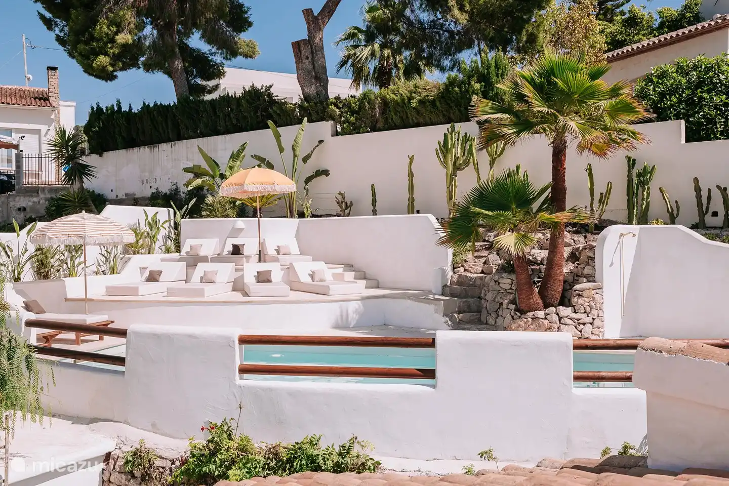 Piscine avec chaises longues