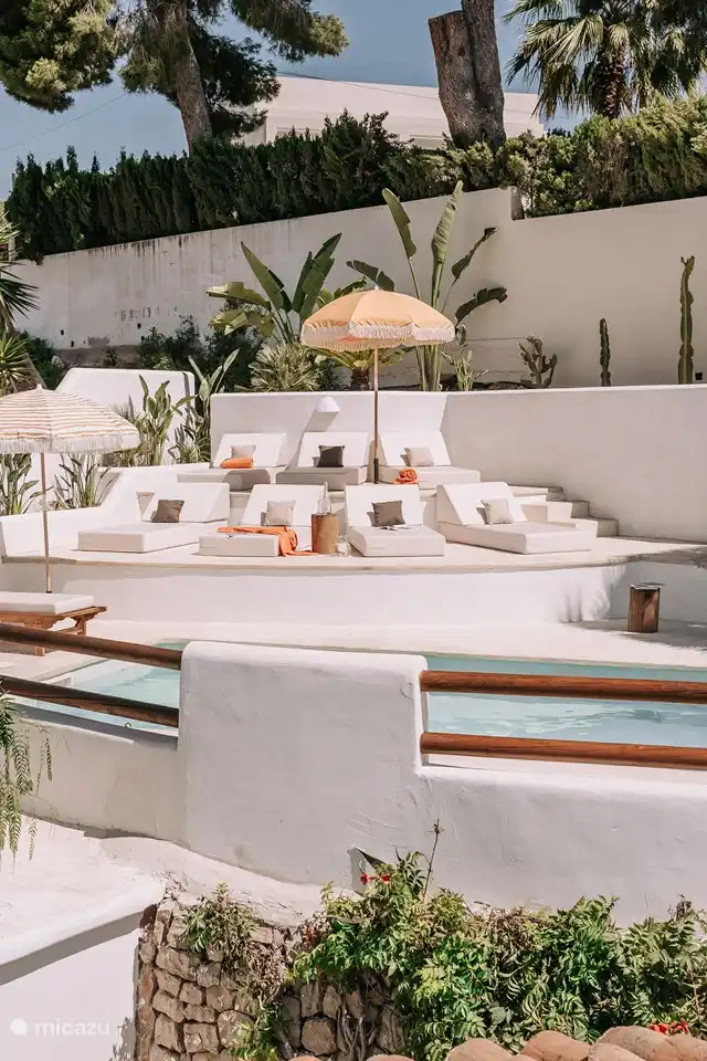 Piscine avec chaises longues