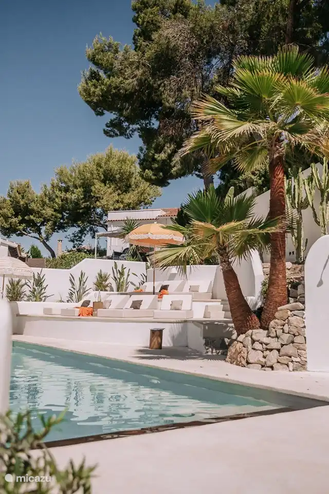 Piscine avec chaises longues 