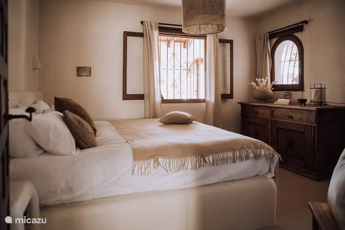 Chambre principale dans l’appartement La Fustera avec balcon privé et salle de bain