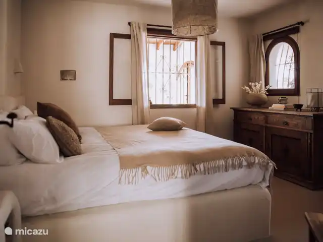 Le June Boutique Villa Benissa | Espagne, Costa Blanca, Benissa - villa Chambre principale dans l’appartement La Fustera avec balcon privé et salle de bain