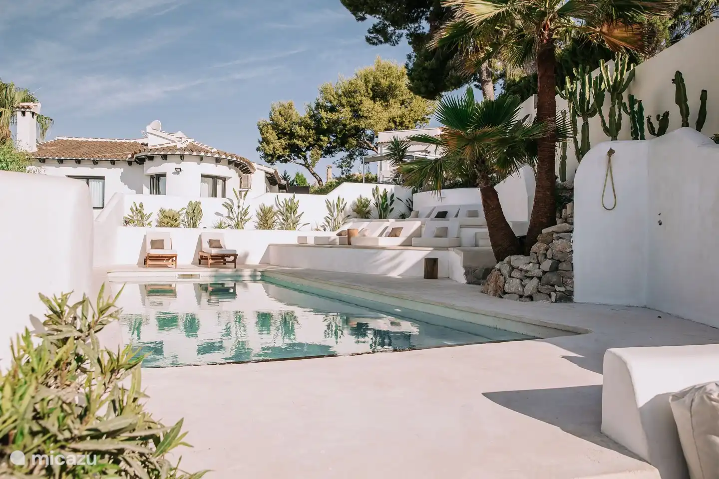 Piscine, chaises longues et coin salon