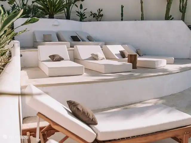 Le June Boutique Villa Benissa | Espagne, Costa Blanca, Benissa - villa Chaises longues au bord de la piscine