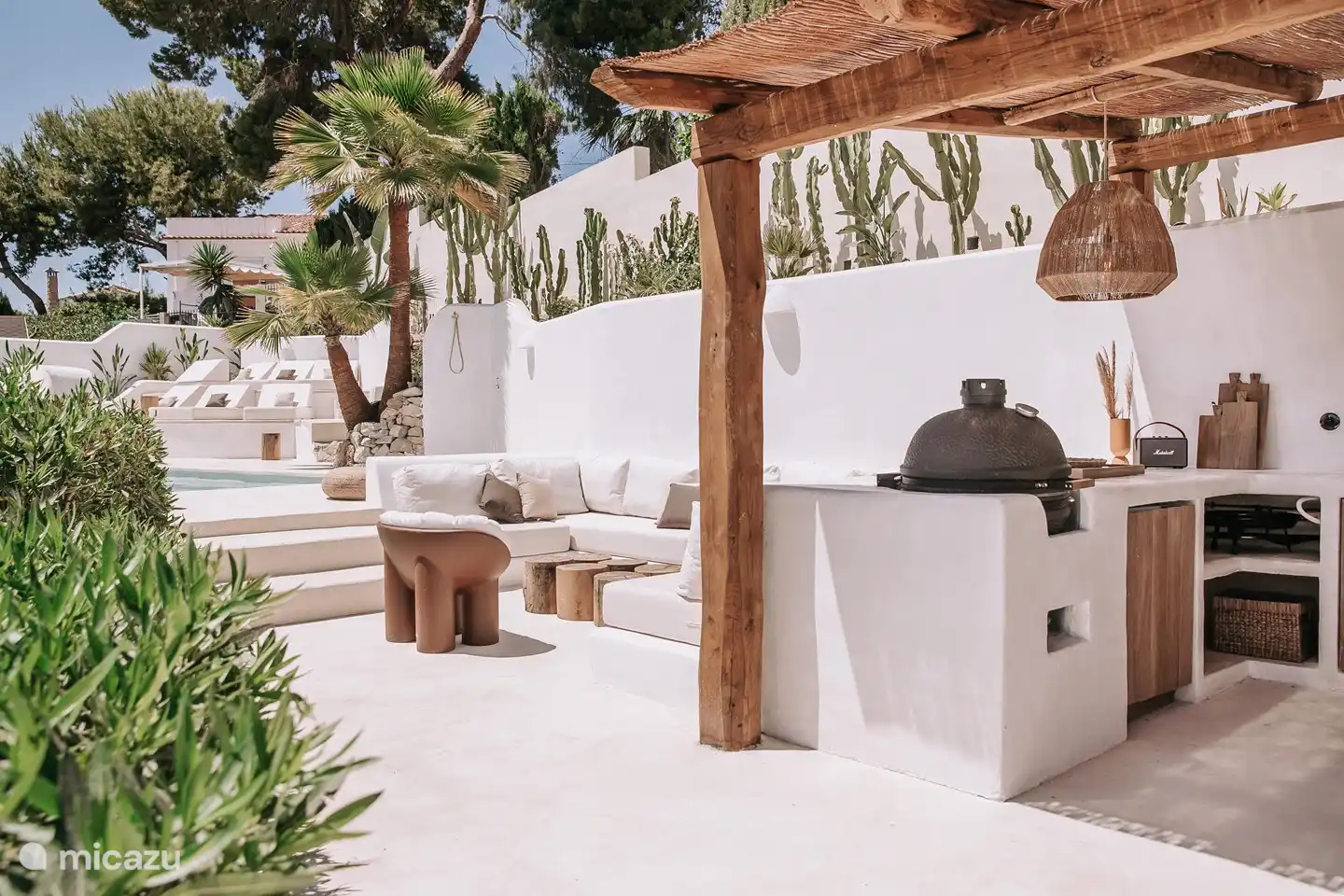 La cuisine extérieure et le salon