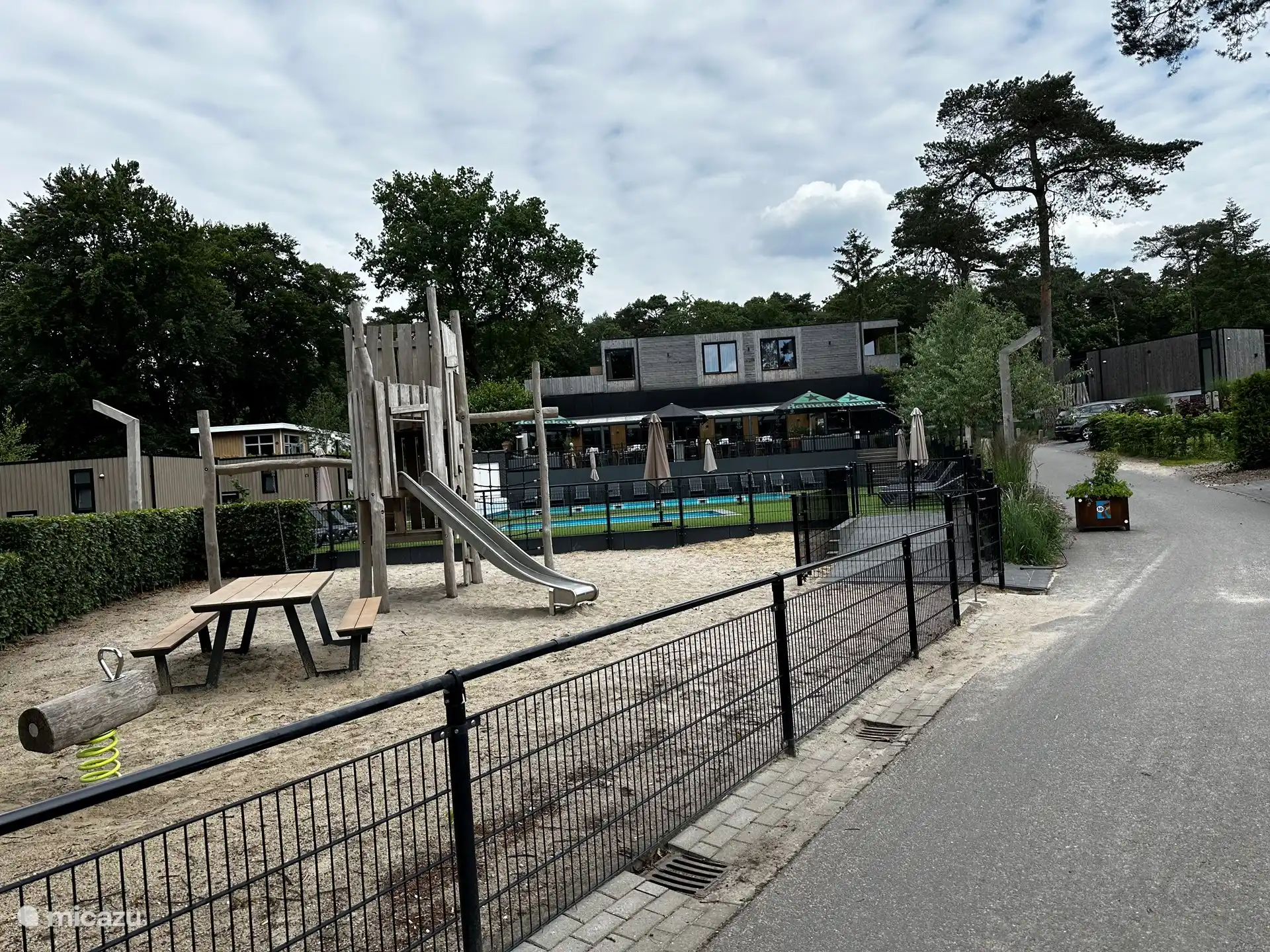 Spielplatz neben dem Poolpark
