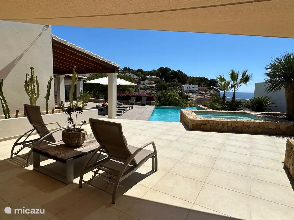 Terrasse vor dem Nebengebäude der Villa Emperador