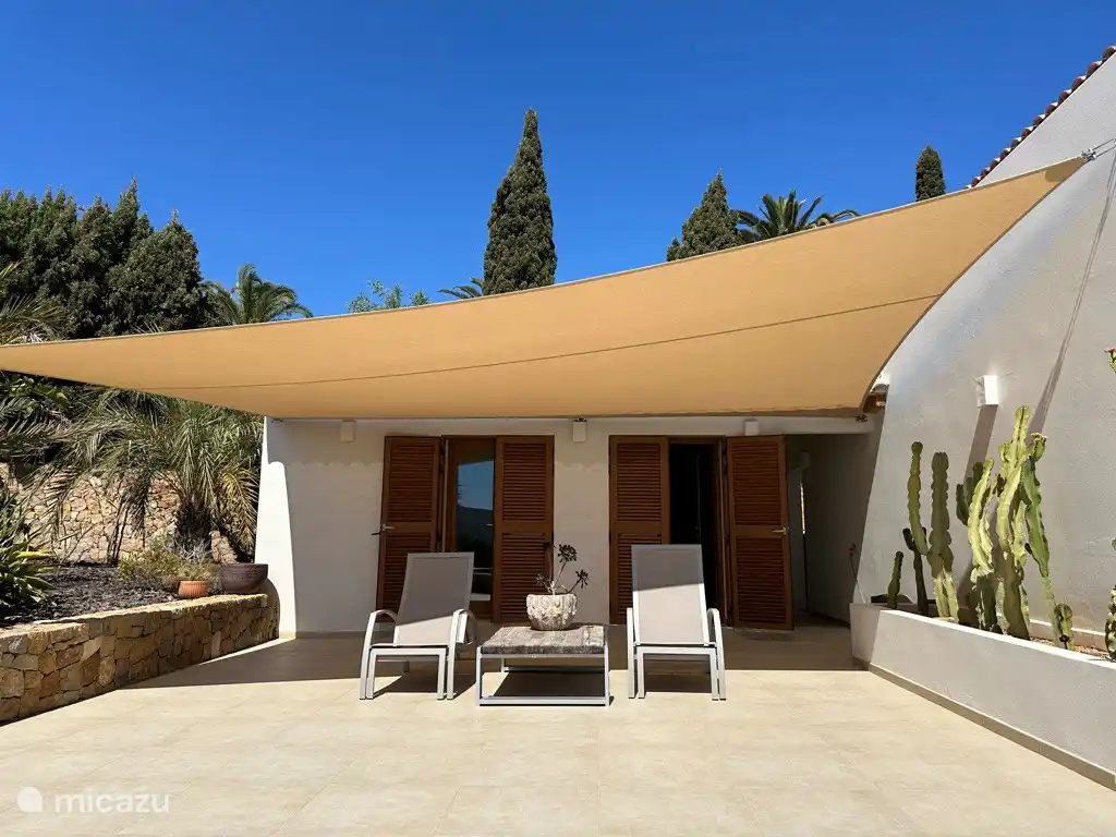 Terrasse mit Baldachin in der Villa Emperador