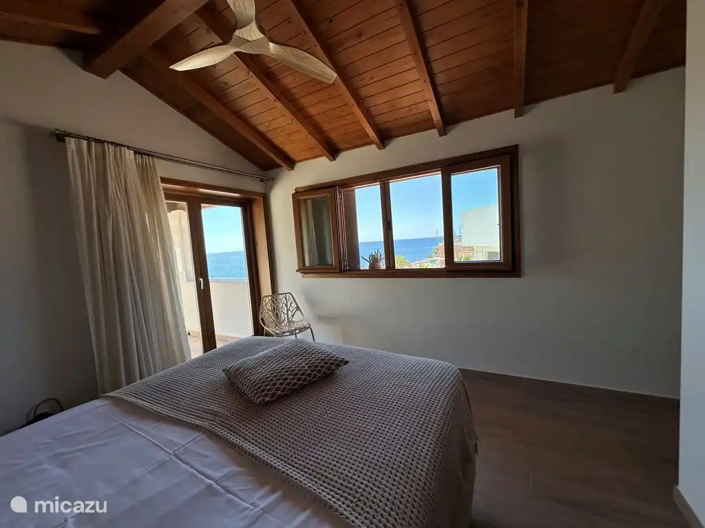 Meerblick und private Terrasse im Schlafzimmer 1 in der Villa Emperador 
