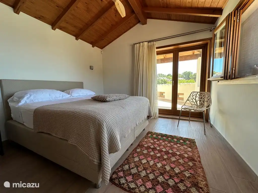 Schlafzimmer 1 in der Villa Emperador