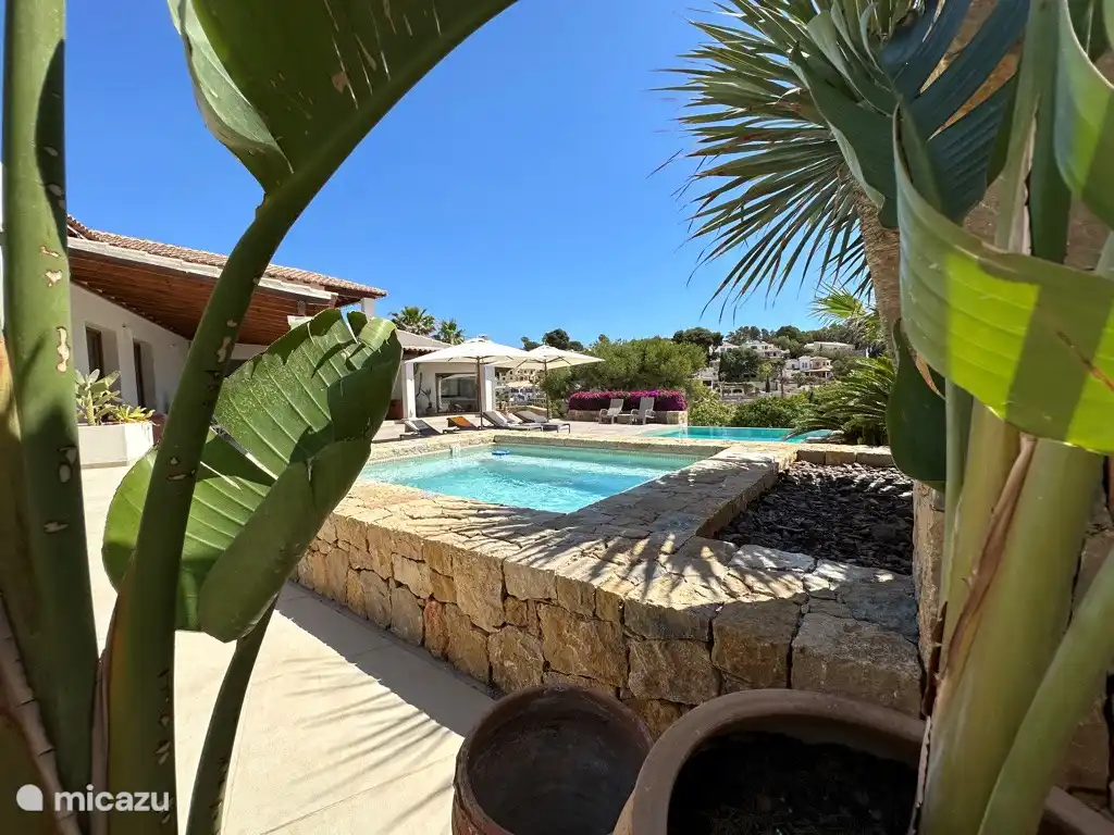 Blick von der Außendusche in der Villa Emperador