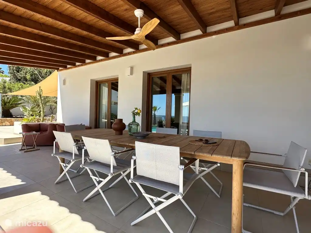 Esstisch auf der Naya in der Villa Emperador