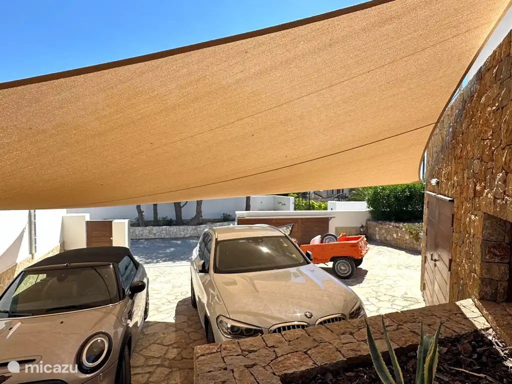 Sonnensegel für die Autos in der Villa Emperador