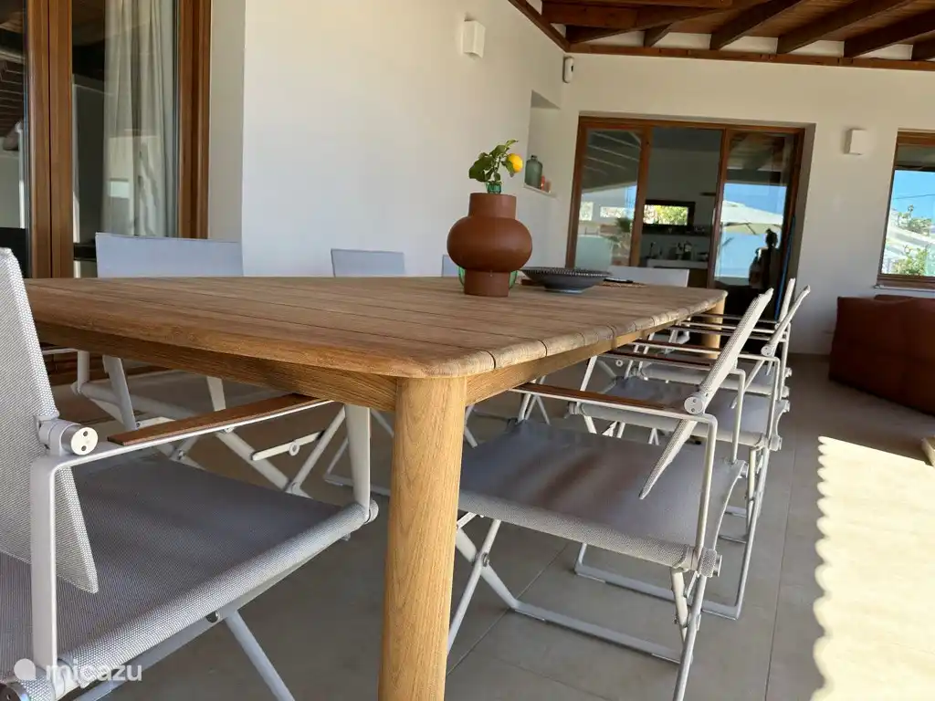 Esstisch auf der Naya in der Villa Emperador