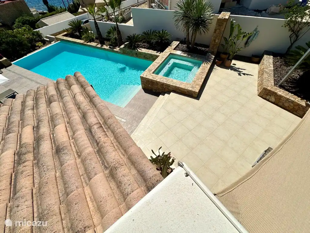Salzwasserpool mit Whirlpool in der Villa Emperador