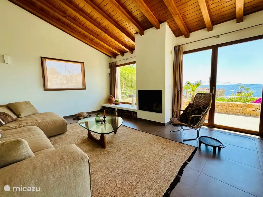 Wohnzimmer mit Pool und Meerblick in der Villa Emperador