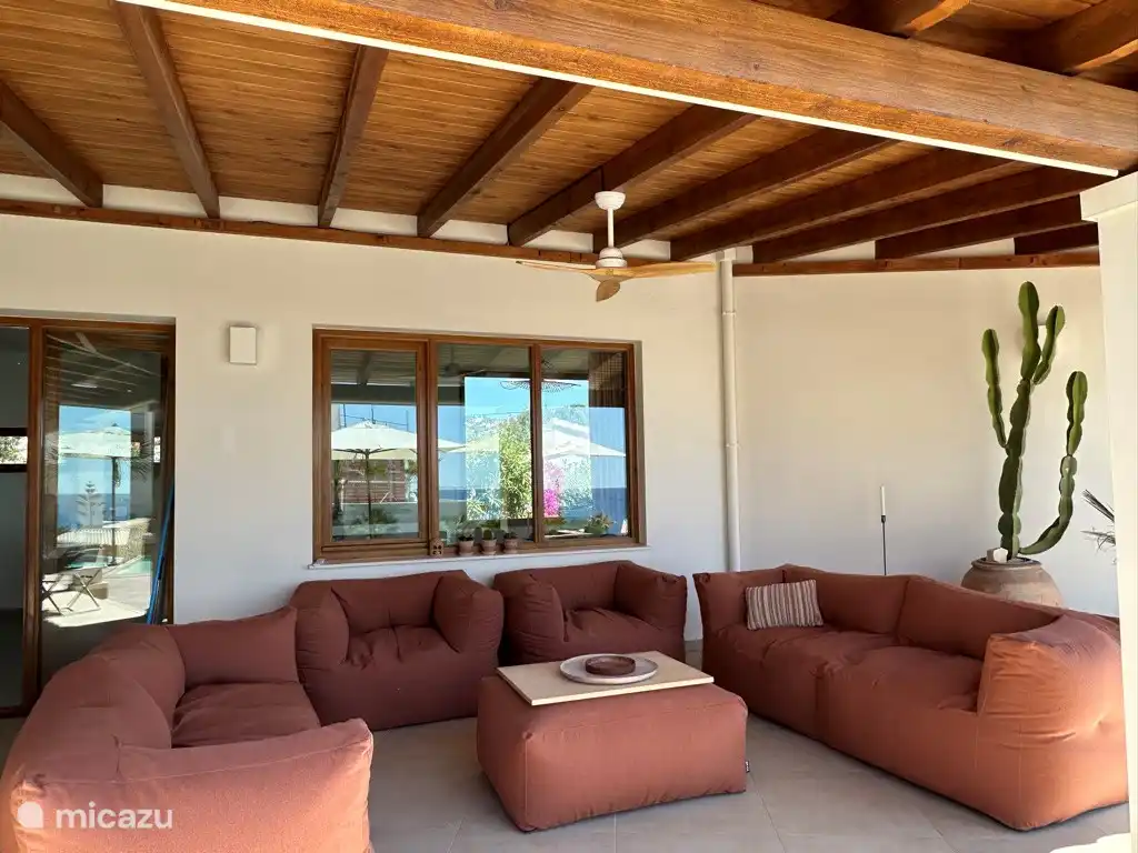 naya, Lounge-Set in der Villa Emperador