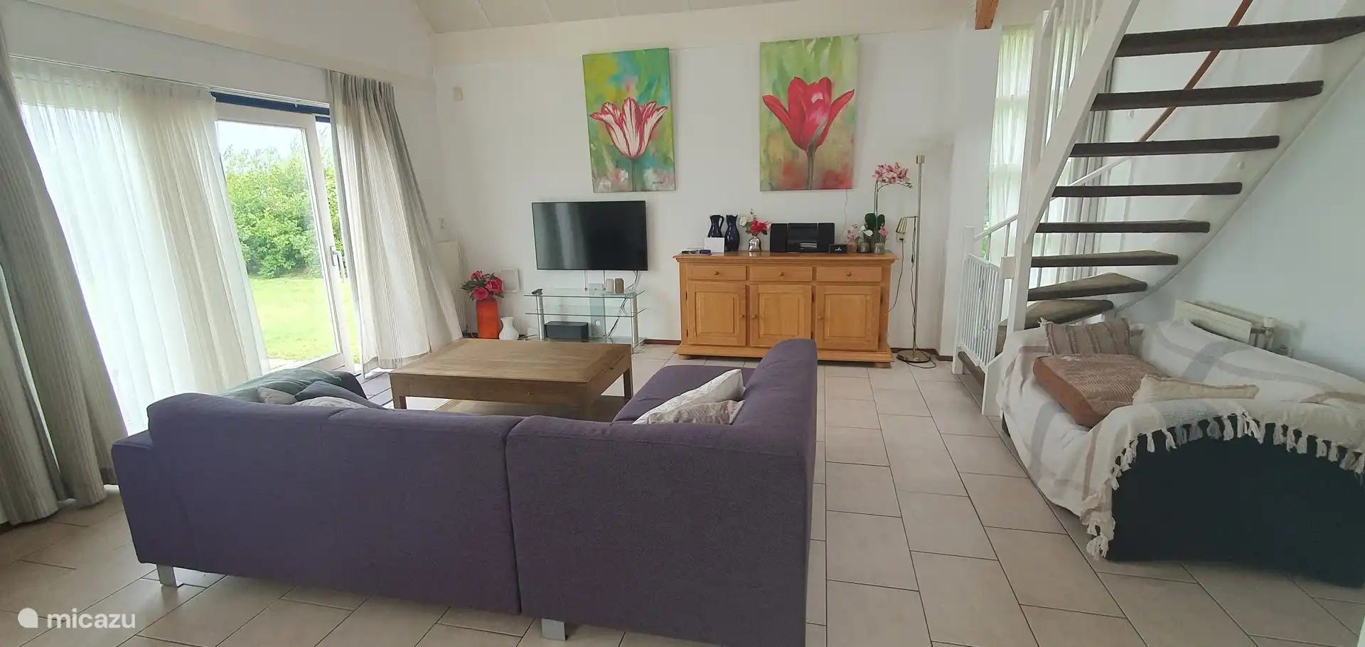 Wohnzimmer mit Schiebetür zur Terrasse