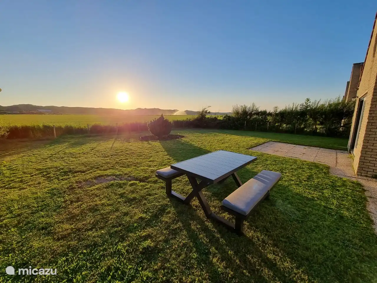 Garten bei Sonnenuntergang