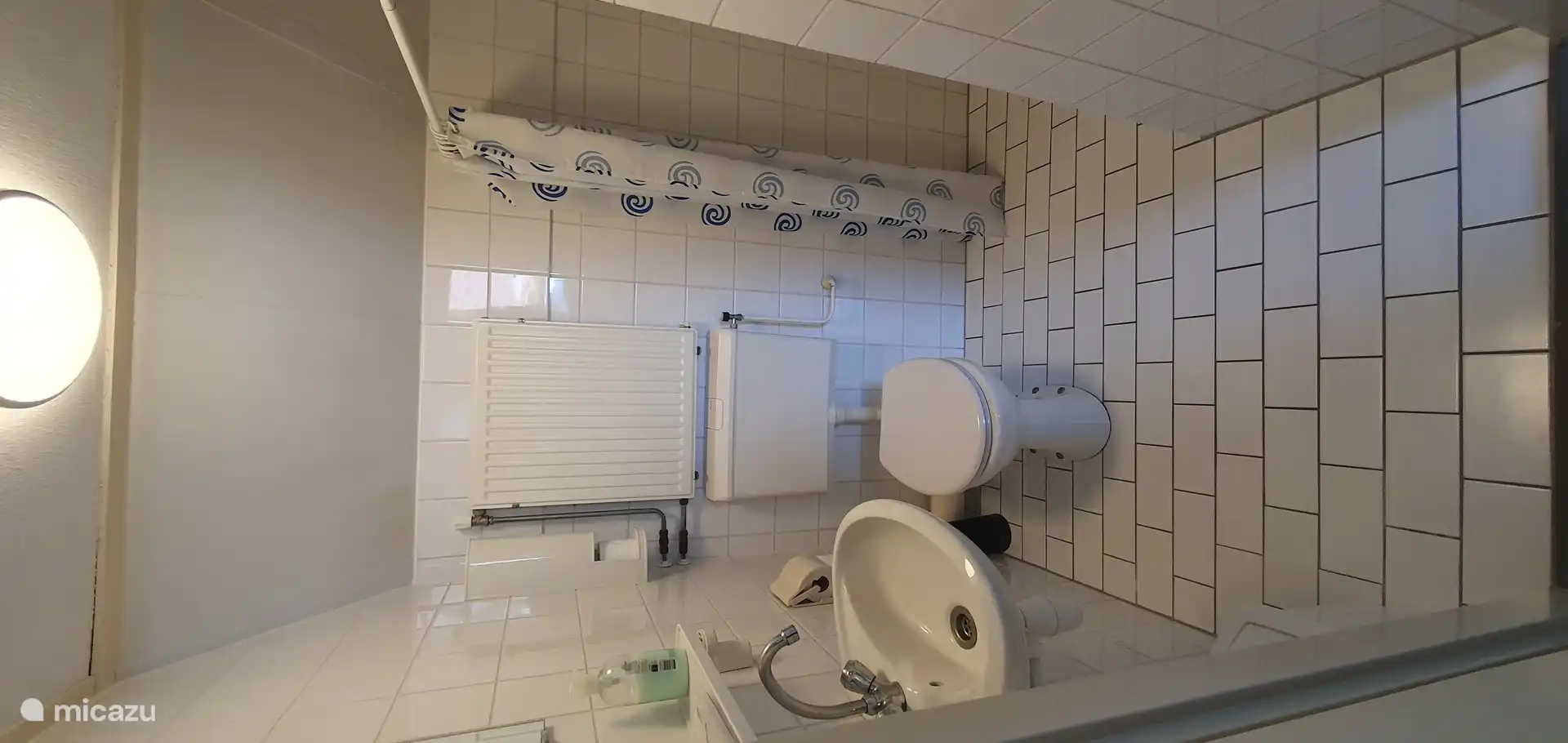 Kleines Badezimmer im Obergeschoss mit Dusche