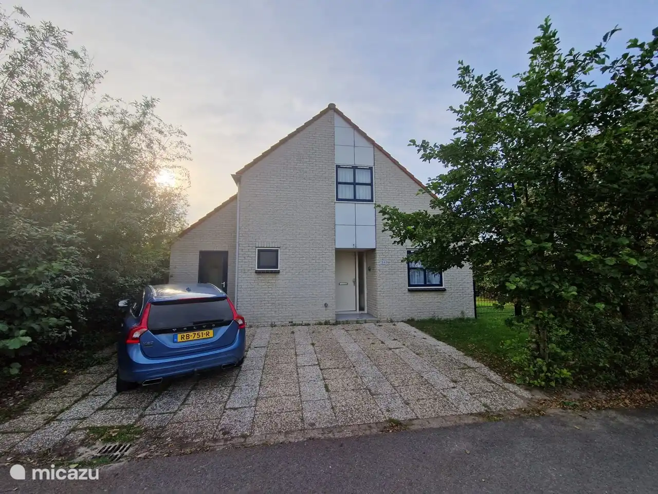 Straßenseitig mit 2 Parkplätzen