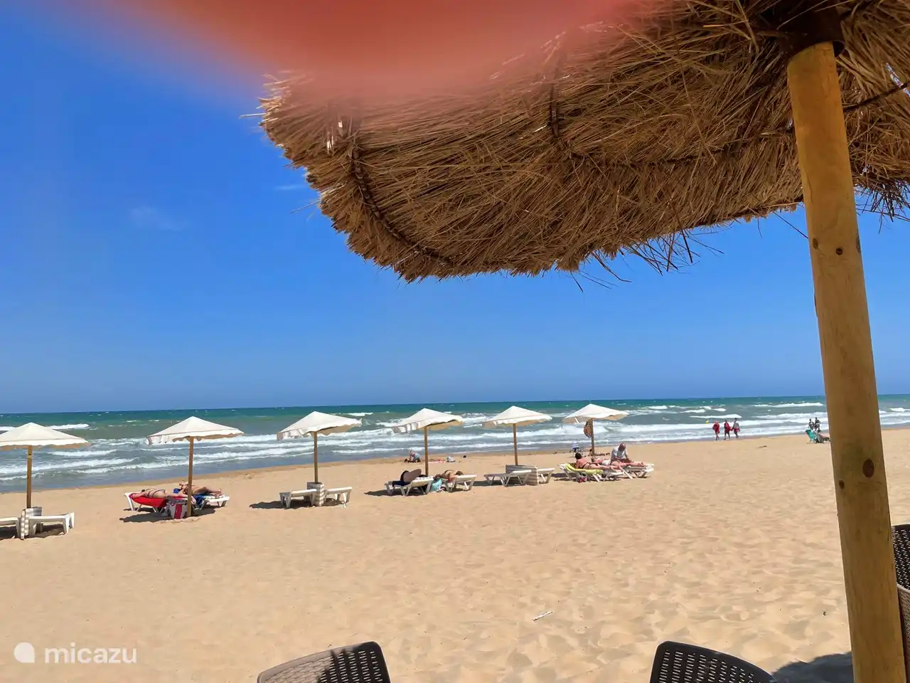 Strand la Roqueta 500 Meter vom Haus entfernt mit Verleih von Sonnenschirmen und Liegestühlen während der Sommermonate, dann ist auch die Strandbar geöffnet