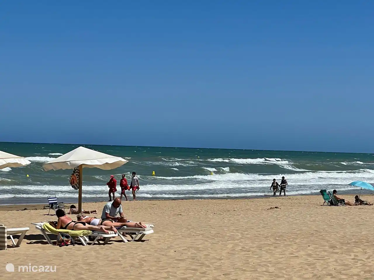 In der Nähe des Strandes Playa la Roqueta. 2 Restaurants mit Terrasse und Essbereich am Strandzugang