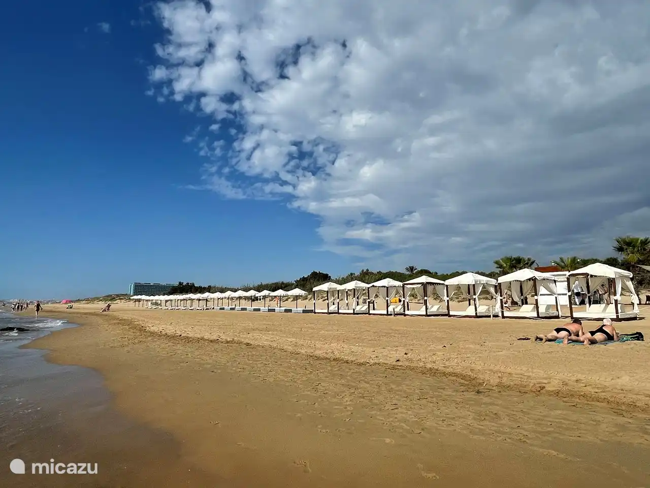 Strand Playa Roqueta mit Verleih von Sonnenschirmen und Liegen