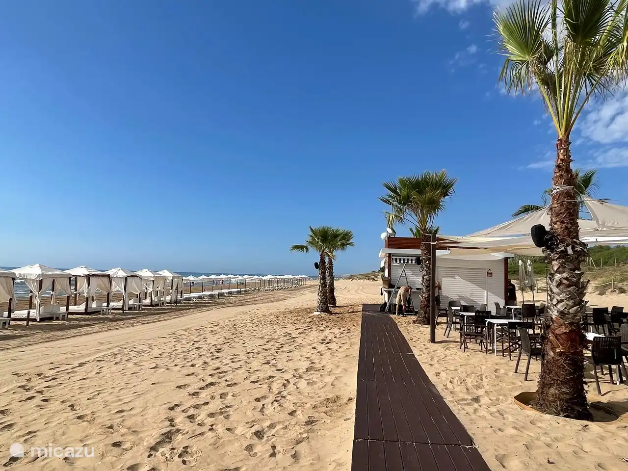 Strand Playa Roqueta nur wenige Gehminuten von Casa Diana entfernt. Strandbar während der Sommermonate und Verleih von Liegen und Sonnenschirmen. Am Strand Zugang zu zwei Restaurants mit Terrasse.