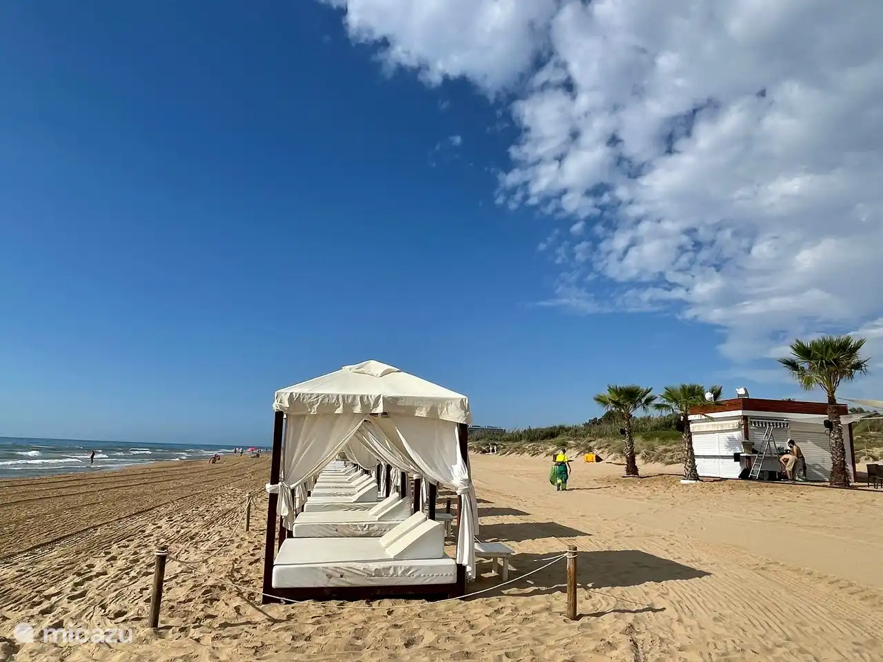 Playa la Roqueta, nur wenige Gehminuten von Casa Diana entfernt. Während der Sommermonate geöffnete Strandbar und Verleih von Liegen und Sonnenschirmen.
