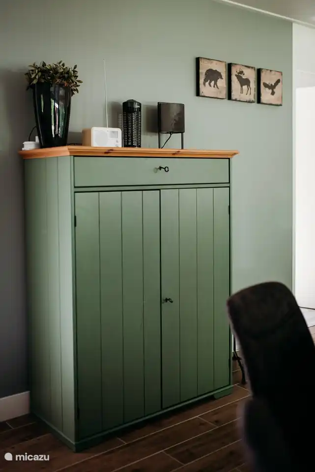 Bibliothèque avec livres et jeux.