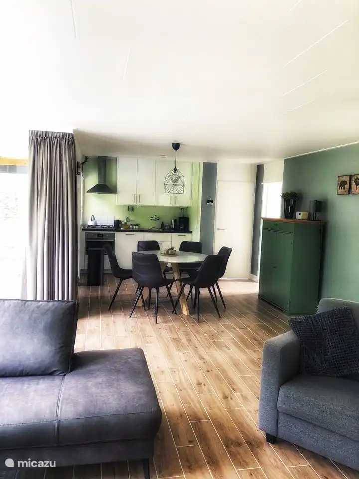 Cuisine avec coin repas.