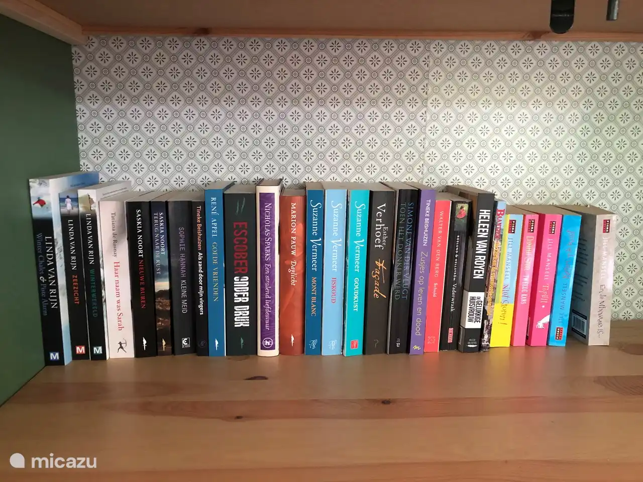 Bibliothèque richement garnie.