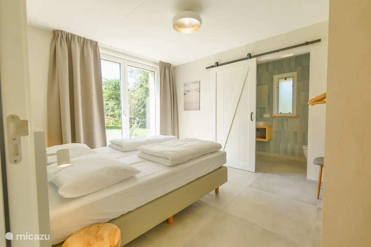 Schlafzimmer 2 im Erdgeschoss mit Badezimmer en Suite