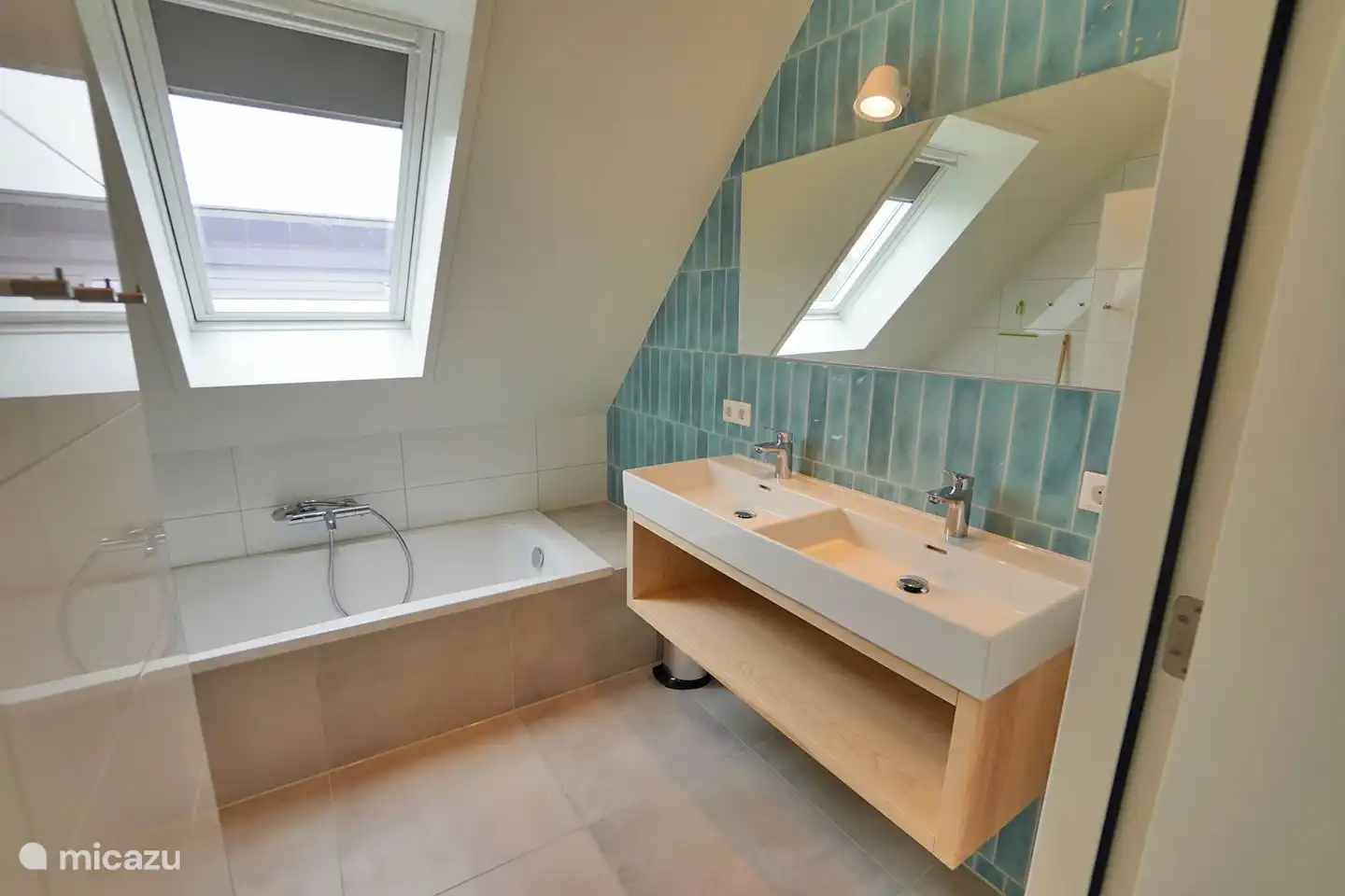 Badezimmer mit Badewanne und Dusche