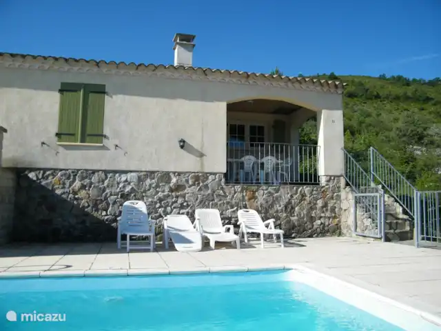 Le Sapin A en Francia, Ardecha, Les Vans - casa rural / cabaña Las tumbonas son proporcionadas por la piscina.
