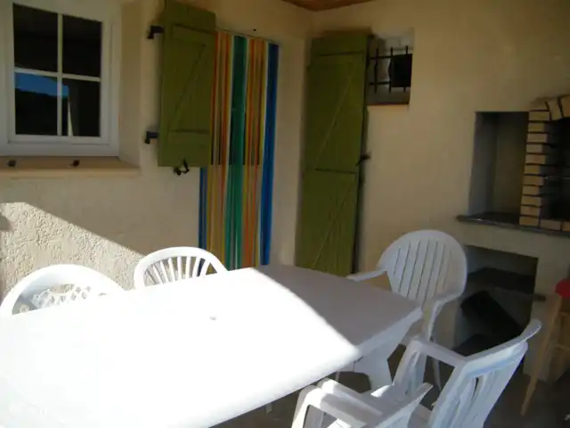 Le Sapin A en Francia, Ardecha, Les Vans - casa rural / cabaña La terraza cubierta dispone de barbacoa para los platos más deliciosos